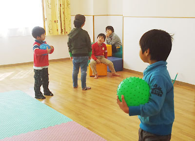 職員の子どもが事業所内保育で遊ぶ様子の写真です。